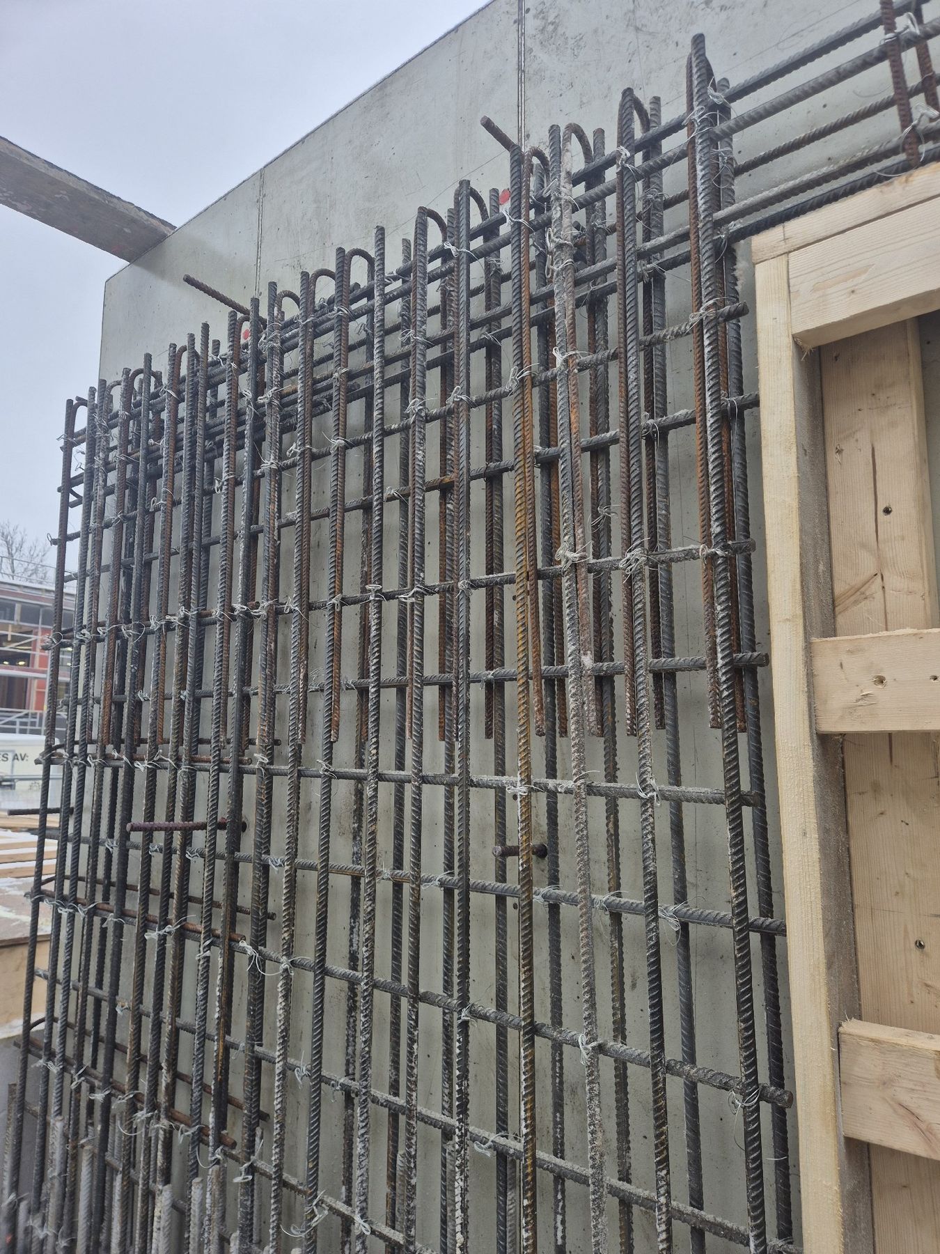 Armering av betongvegg før støp