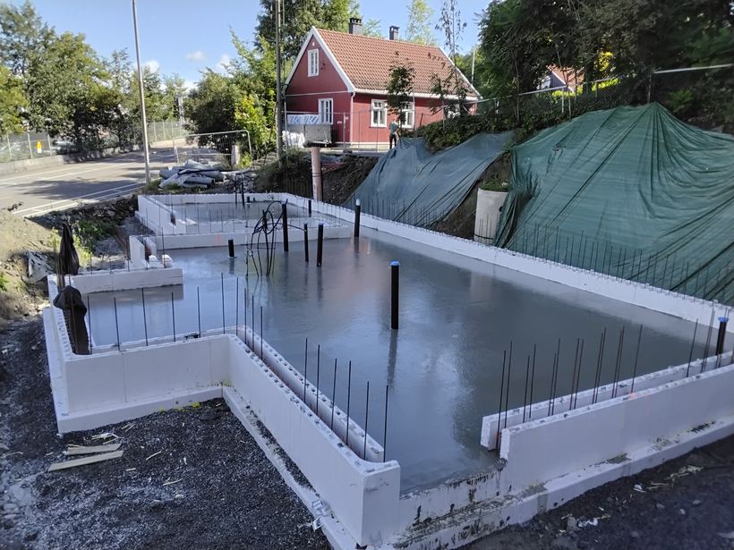 Såleblokk, ringmur og ferdig støpt gulv
