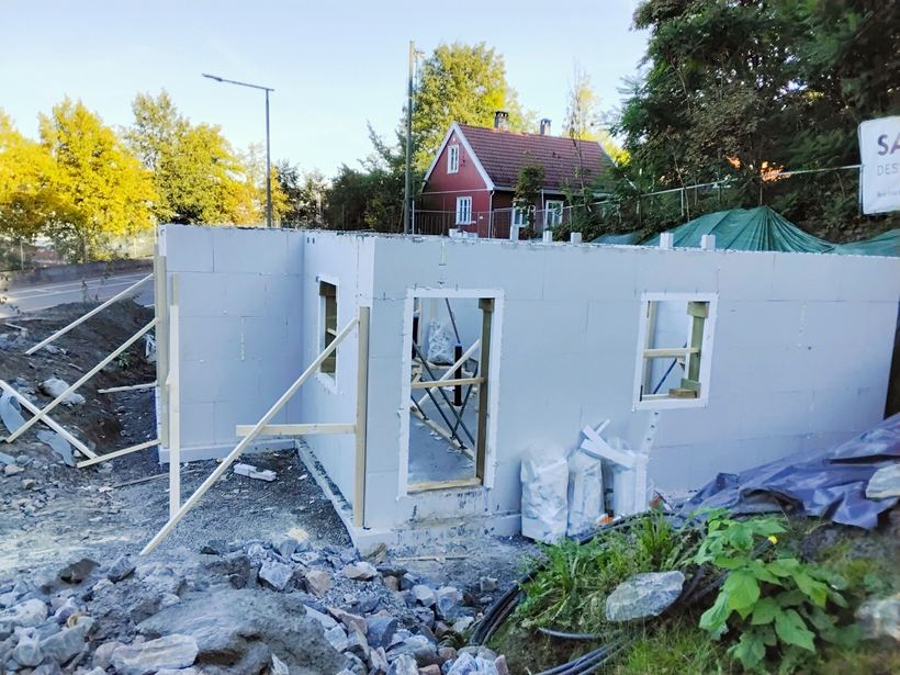 Vegger med vindus- og døråpninger under oppføring