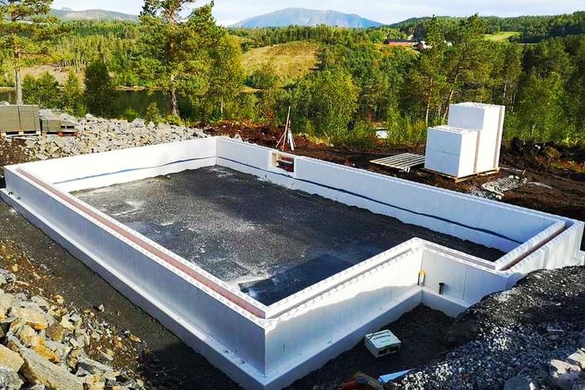 Såleblokk og ringmur montert på klargjort tomt