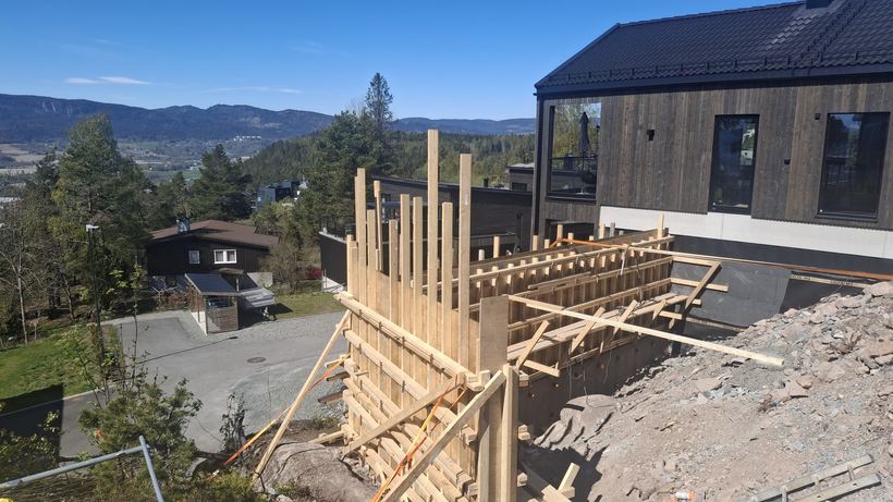 Forskaling bygget opp mot fjell i skrånende terreng