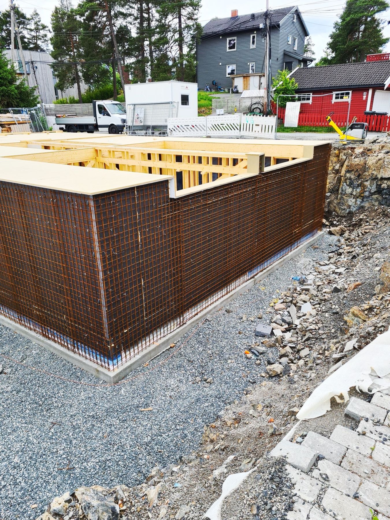 Vegg klargjort med armering og isolasjon